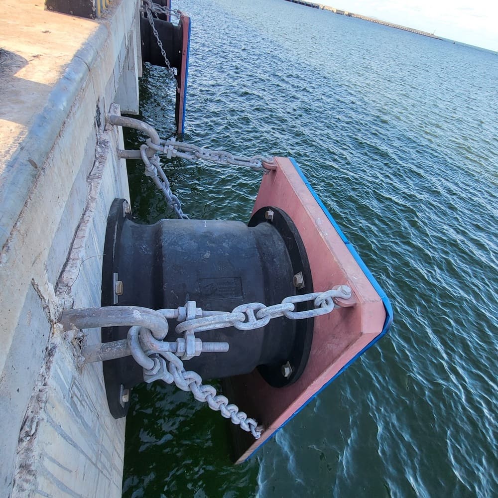 Đệm chống va tàu CSS Fender