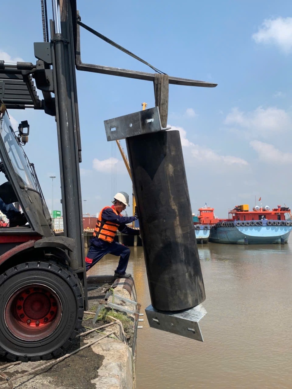 Đệm chống va tàu trụ tròn Cylindrical Fender nguyễn tài